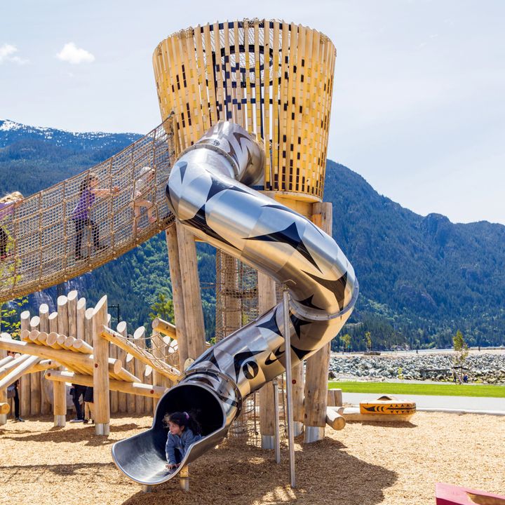 人喰い女の伝説がモチーフの滑り台