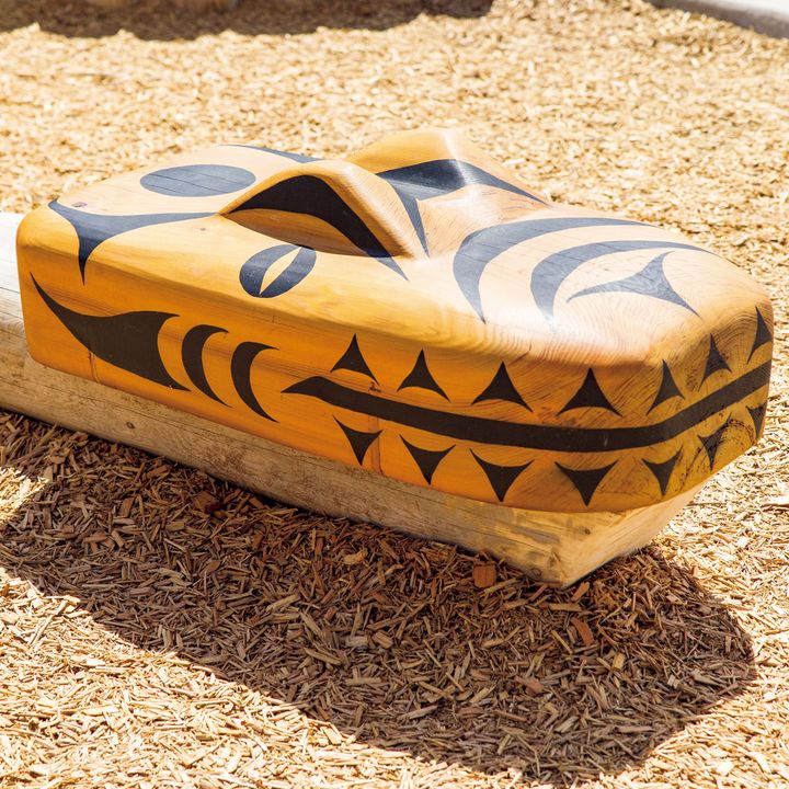 蛇の伝説がモチーフの遊具