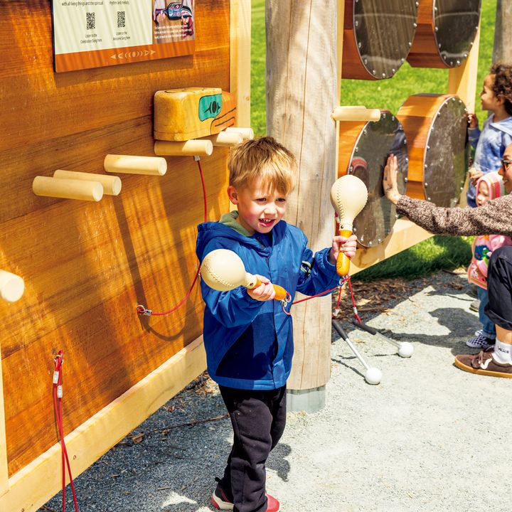 太鼓をベースとした民族音楽を楽しむこども