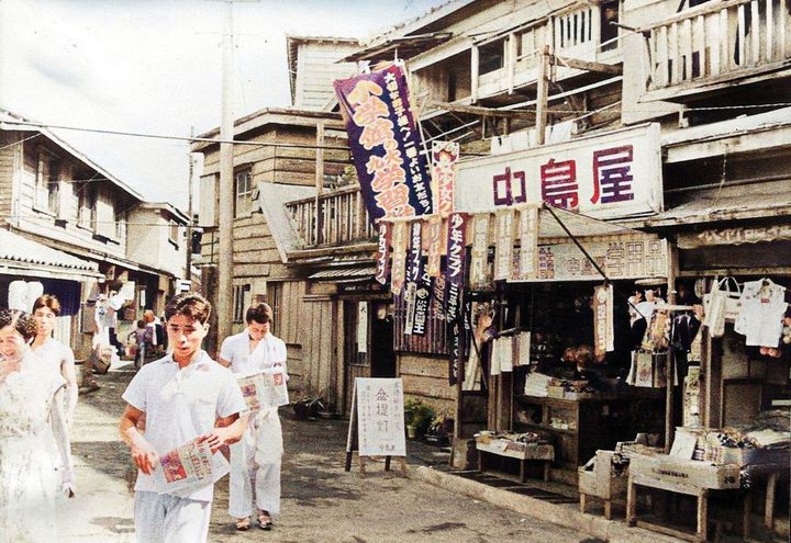 昭和30年代の軍艦島の生活風景。行商のほか常設の個人商店もあった