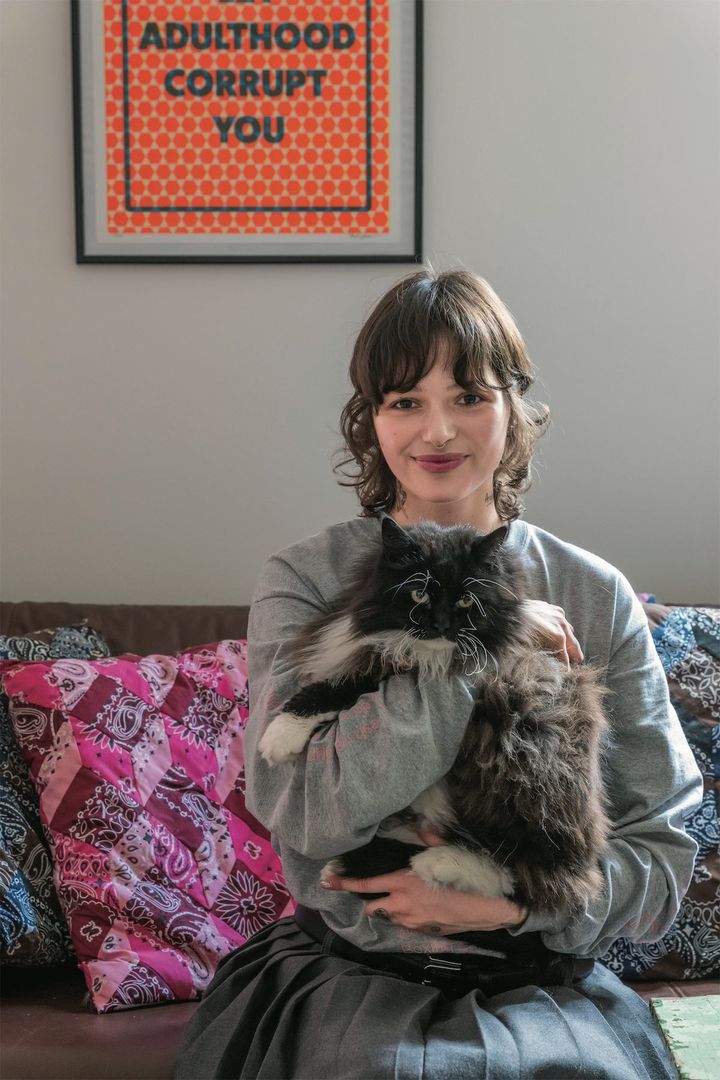 オールグレーのコーデは、濃淡や差し色でメリハリをつけて