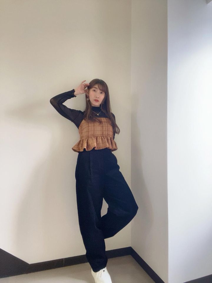 画像: 流行のバレルレッグパンツと