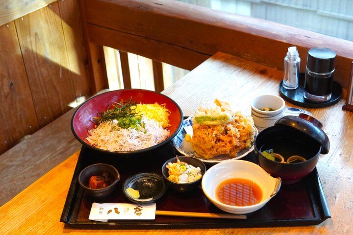 鎌倉の小町通りで湘南しらすたっぷりのお昼ごはん♪朝獲れが嬉しい地元の名物「和彩 八倉」