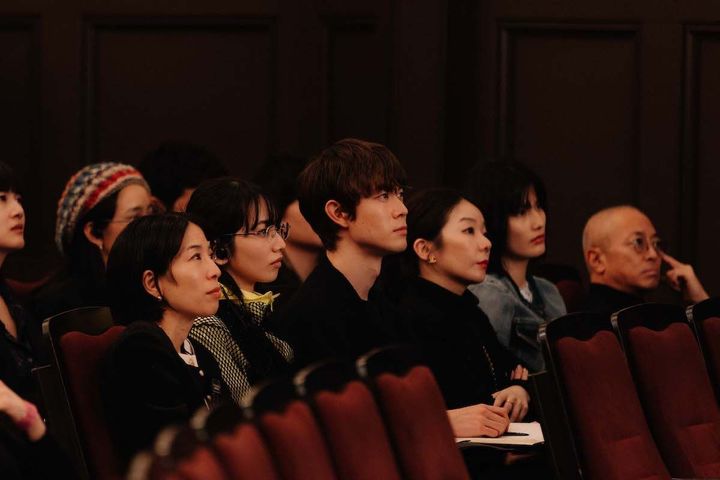 早稲田大学の大隈講堂で開催されたマスタークラスの観客席には、俳優の小松奈々、宮沢氷魚、橋本愛などの姿も。