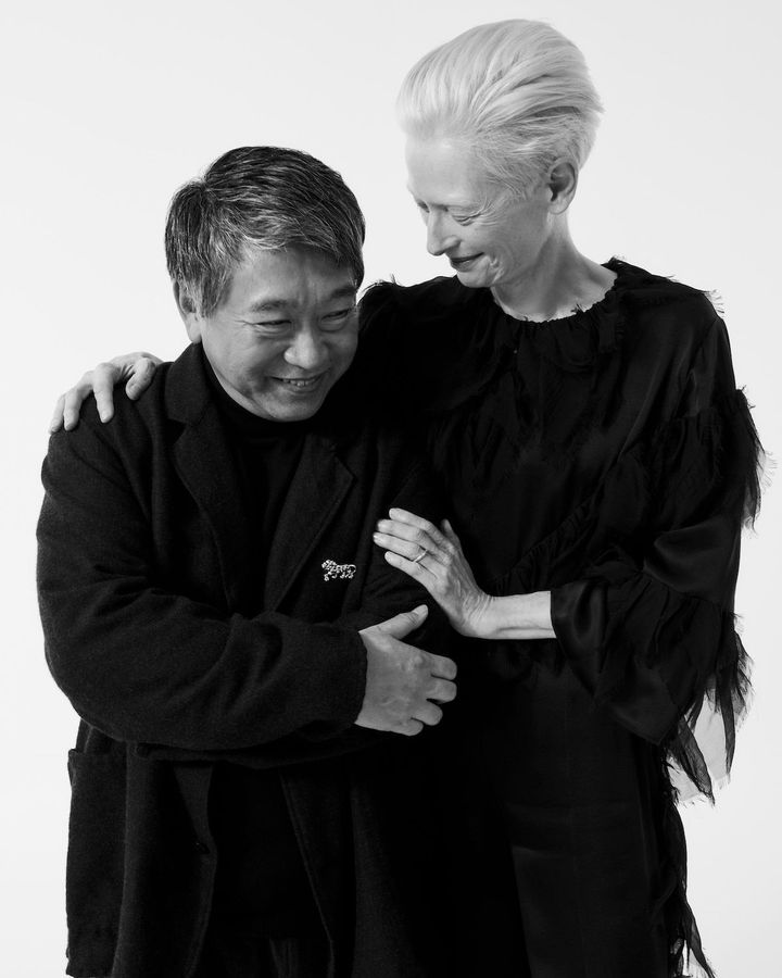 「CHANEL AND CINEMA―TOKYO LIGHTS」の主要サポーターとなった是枝裕和監督とティルダ・スウィントン。