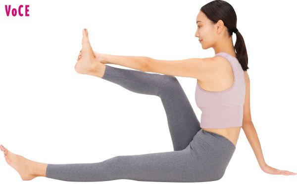 背中丸めストレッチ／右脚を上げて左手で右足をつかむ