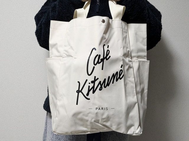 カフェキツネ2WAYトートバッグ持ったところ