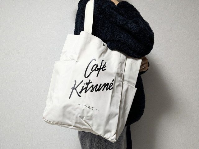 カフェキツネ2WAYトートバッグ肩掛けしたところ