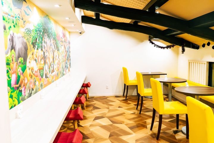 コーナーごとに異なるデザインの2階客席