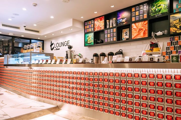 紅茶の缶がずらりと並ぶ1階部分