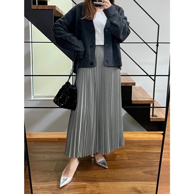 スフレヤーンVネックショートカーディガン×UNIQLO：Cのグリーンの「プリーツロングスカート」