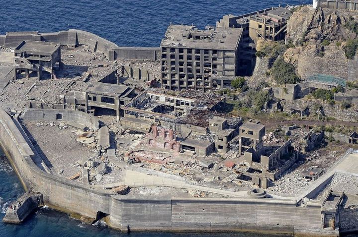 長崎市の端島（通称・軍艦島）＝2022年2月11日