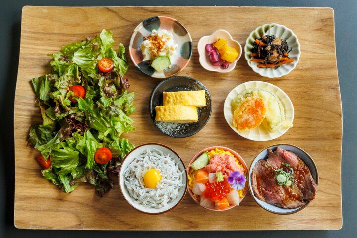 おばんざいとミニ丼3種のランチプレートが人気♪ 京都河原町「KOTOWARI」へ