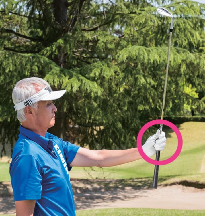 初心者にオススメ！アプローチに自信がない人は“短く持って”打つ