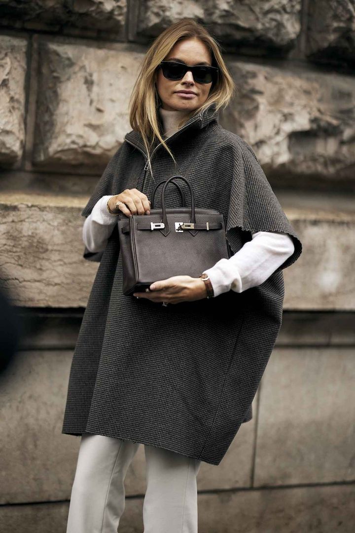 画像: ホワイトコーデにハーフジップトップスを重ねて