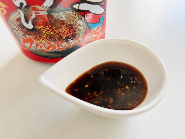 ロピア肉たらしを器に注ぎ容器と一緒に並べる