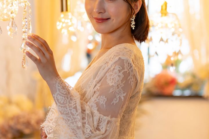白っぽいワンピースは、結婚式でマナー違反？※画像はイメージ