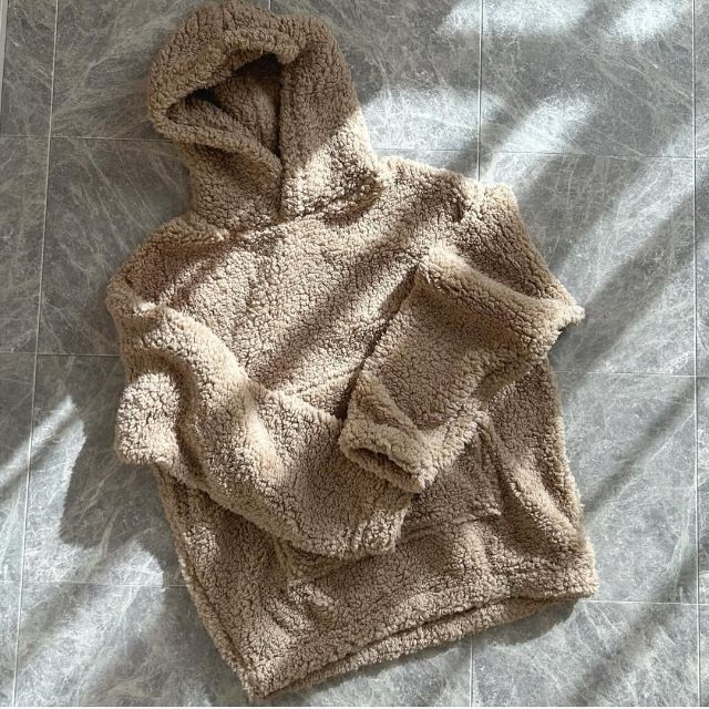 ベージュのテディフーデッドトップス