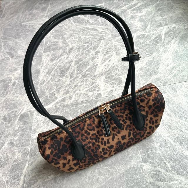 ヒョウ柄のオブロングショルダーバッグ