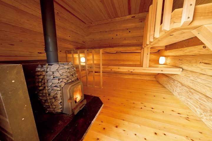 サウナの森 水沼ヴィレッジは、自然と美しい水を感じるログハウスの本格薪サウナ。