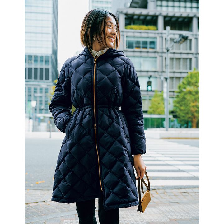 ウエストがシェイプされたアンフィーろのネイビーダウンコートを着た木佐貫まやさん