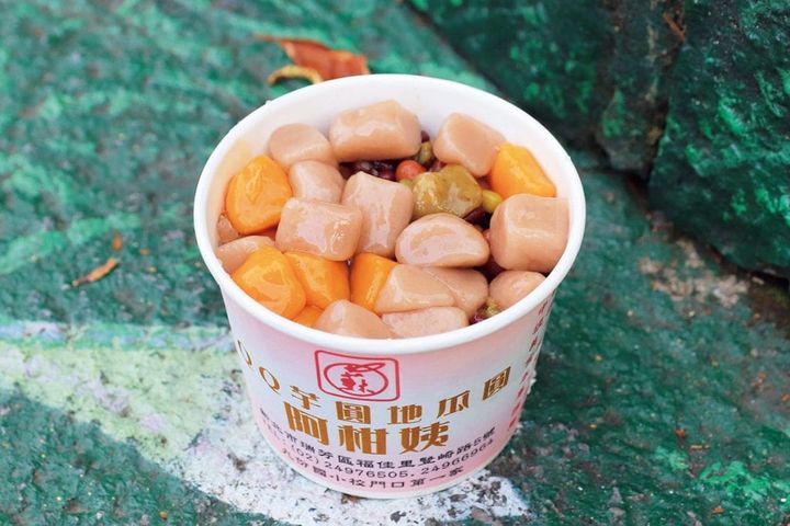 シロップ入りのかき氷の上にもちもちの芋餅がのった九份名物「芋圓」を堪能。