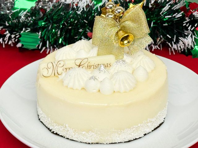 お皿に盛られた「Uchi Cafe×HENRI CHARPENTIER ホワイトクリスマスタイム 4号～ホワイトチョコと苺のマリアージュ～」