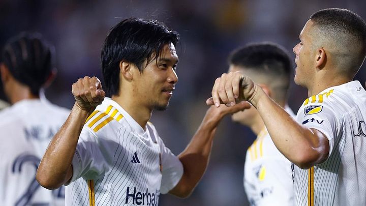 30歳の元日本代表DF、アメリカでイメチェン！？全米制覇セレモニーで同僚を大爆笑させる