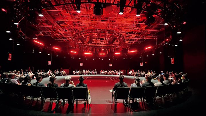 2023年6月にNYで初公開された際の《KAGAMI》鑑賞風景