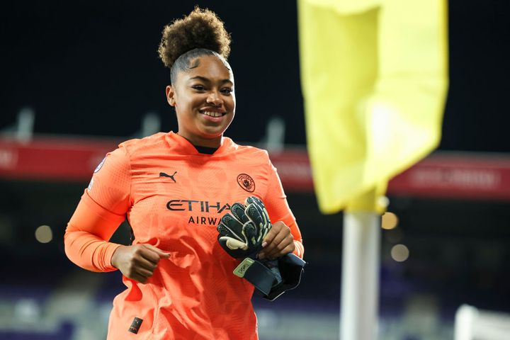 29歳の日本人女子選手、20歳の海外ライバルに飛びつかれる映像が話題