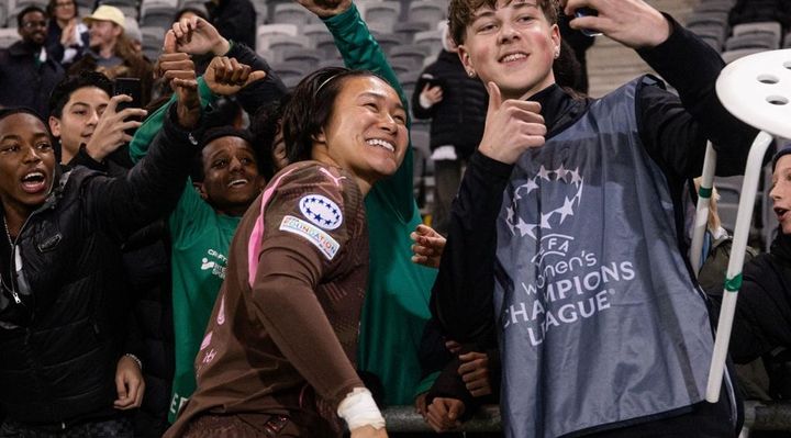 29歳の日本人女子選手、20歳の海外ライバルに飛びつかれる映像が話題