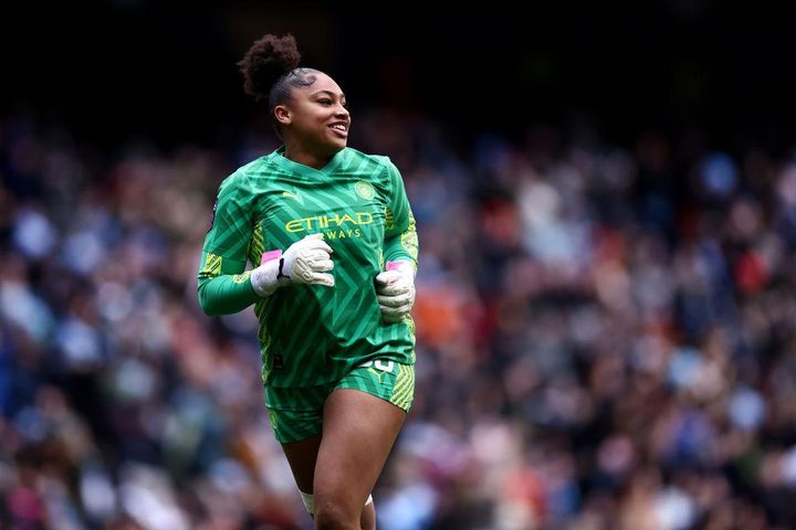 29歳の日本人女子選手、20歳の海外ライバルに飛びつかれる映像が話題