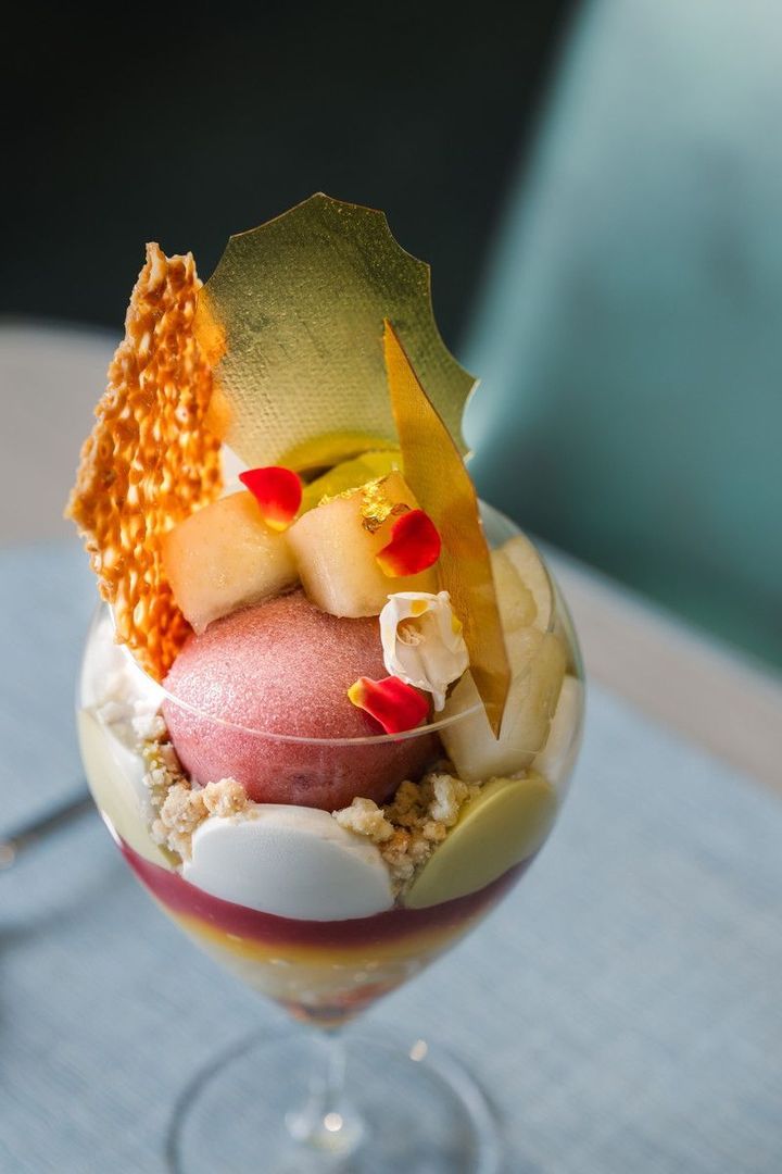 洋梨 ピスタチオ オレンジサングリアのパフェ ￥3,200 （税込、サービス料 10%別）