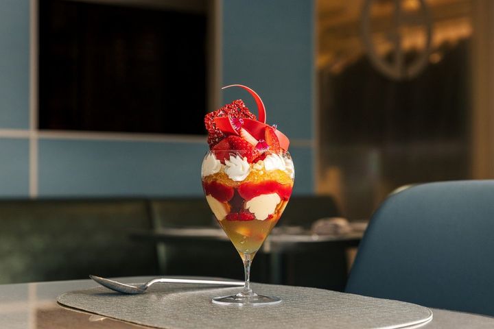 苺 デコポン バナナ アッサムのパフェ ￥3,200 （税込、サービス料 10%別）