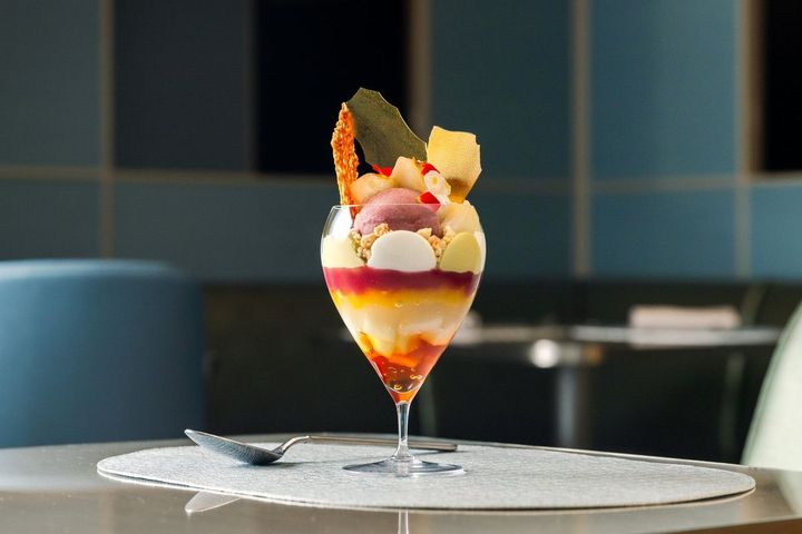 洋梨 ピスタチオ オレンジサングリアのパフェ ￥3,200 （税込、サービス料 10%別）