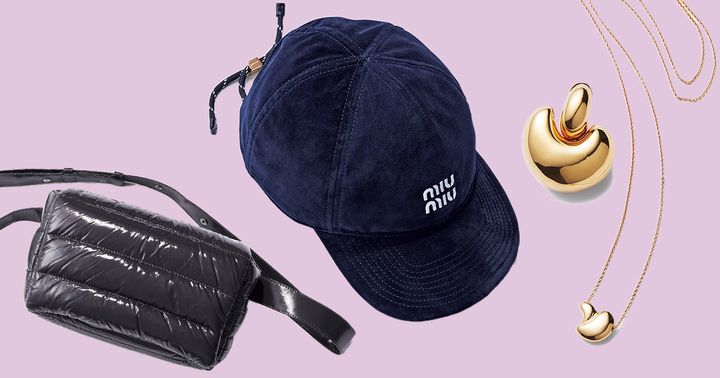 ミュウミュウのベロア生地のネイビーキャップとマリアブラックの新作ジュエリーとヘルノのクロスボディバッグ