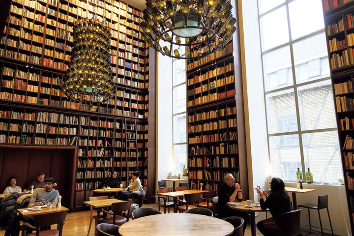 豪華なライブラリで優雅な朝食をB2ホテル