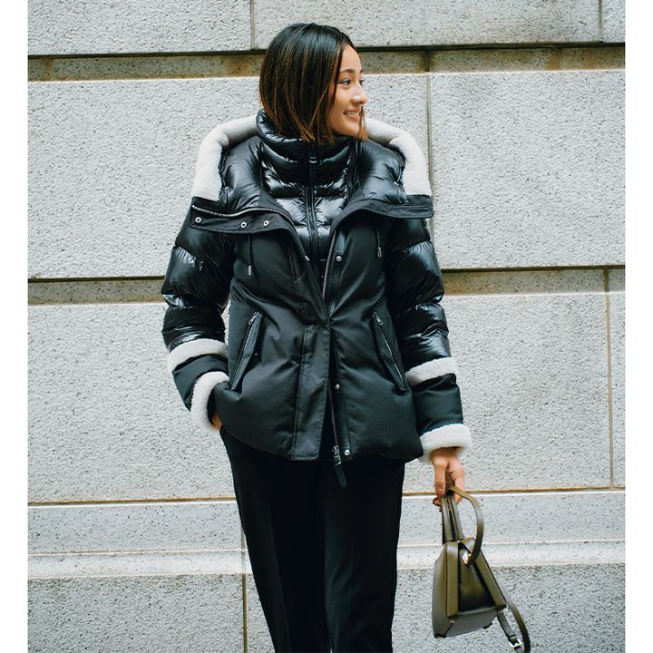 黒パンツにマッカージュの重ね着風デザインのショート丈黒ダウンを合わせたコーディネート