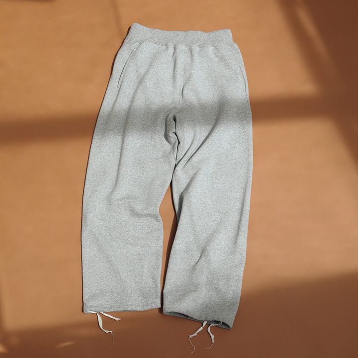 〈スロープスロウ〉のスエットパンツ