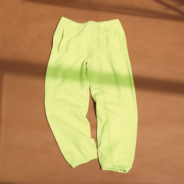 〈ストーンアイランド〉のスエットパンツ