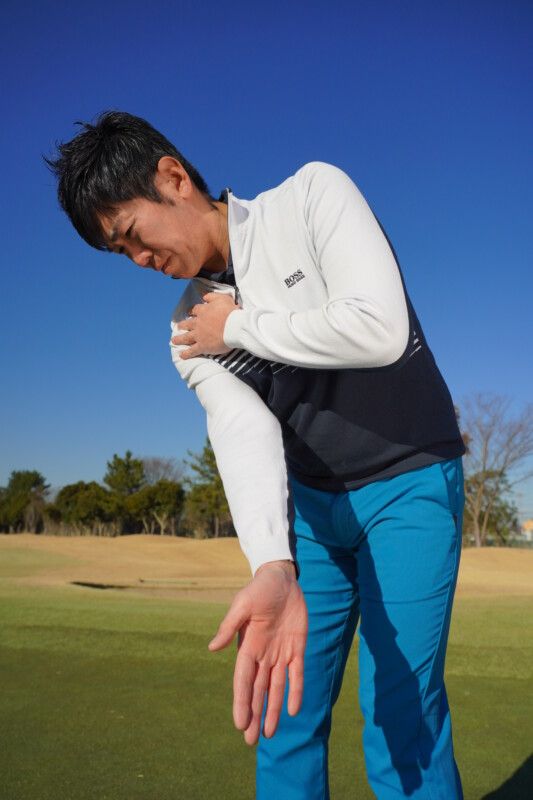 クロスハンドグリップのパットの基本3つ！「腕と体を一体化させて…」とコーチが解説