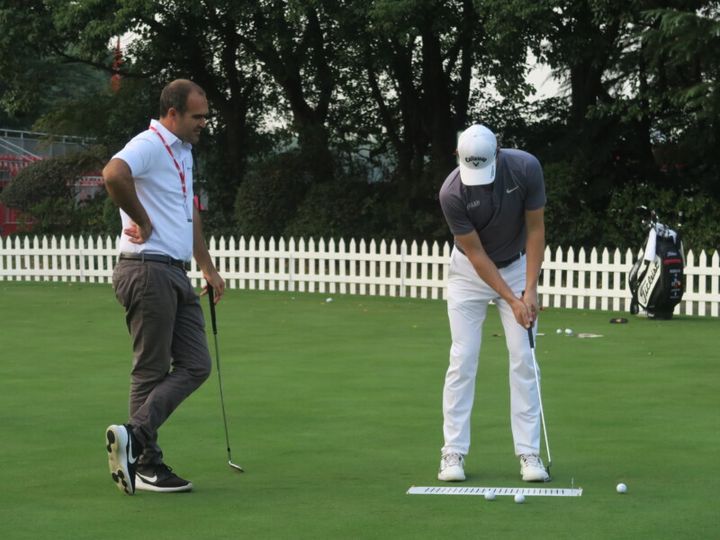 クロスハンドグリップのパットの基本3つ！「腕と体を一体化させて…」とコーチが解説