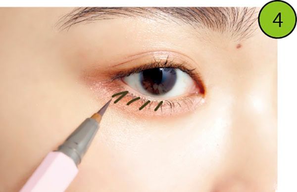 4.アイライナーでまつ毛描き