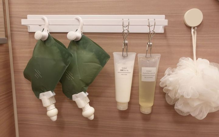 シャンプーなどは壁に貼り付けたフックに吊るす