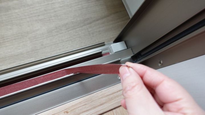 窓のサッシの溝にマスキングテープを貼り、汚れたら交換する