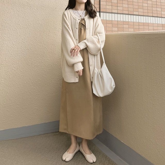 ボリュームスリーブニットカーディガン×しまむらのベージュの「変形キャミワンピース」