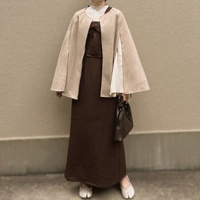 スリットスリーブコート×しまむらのブラウンの「変形キャミワンピース」