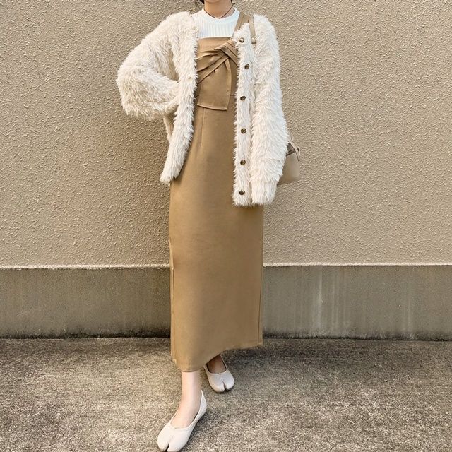 シャギーカーディガン×しまむらのベージュの「変形キャミワンピース」