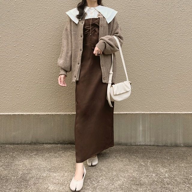 ボリュームスリーブニットカーディガン×しまむらのブラウンの「変形キャミワンピース」