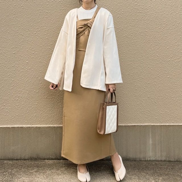ノーカラージャケット×しまむらのベージュの「変形キャミワンピース」